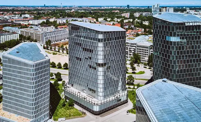 Immobilienfotografie 4 Panorama-Luftaufnahme der Bavaria Towers in München – exklusive Immobilienfotografie für Gewerbeparks und Bürokomplexe
