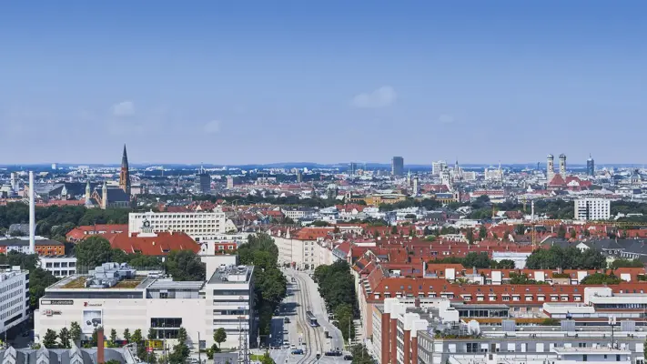 Immobilienfotografie 5 Panorama-Ausblick über die Stadt München mit Frauenkirche – professionelle Standpunkt-Fotografie für Immobilienprojekte