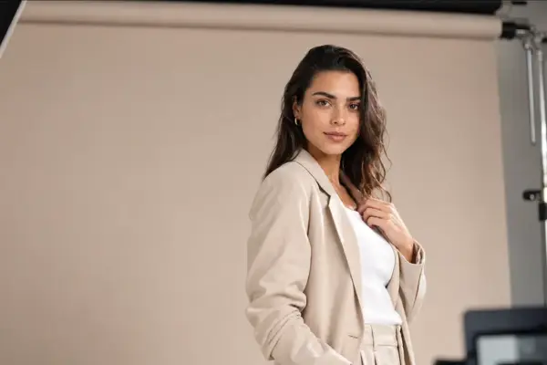 E-Commerce Shooting 3 Professionelles E-Commerce-Portrait von PM STUDIOS München: Eine Frau im eleganten beigen Blazer vor einem harmonischen hellbraunen Studiohintergrund; hochwertige Modefotografie für Kataloge und Webshops.